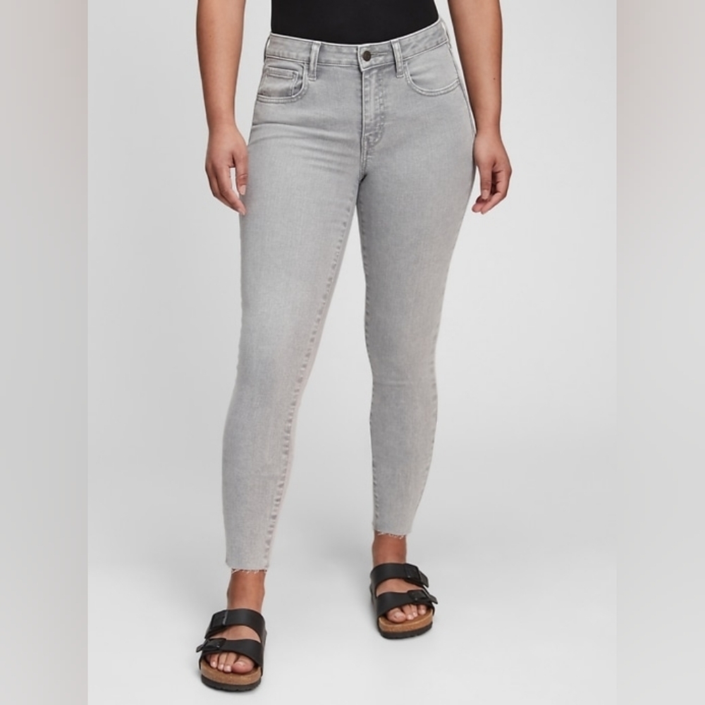 Gap Mid Rise Universal Jeggings in Light Gray, Fitted w/ Stretch, Raw Hem, EUC!